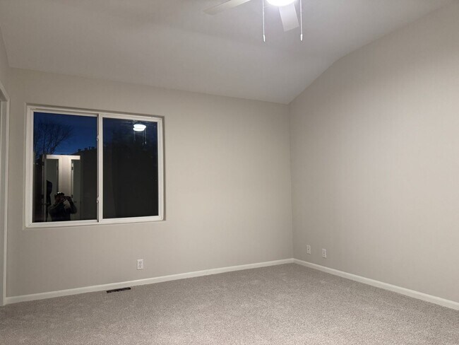 Building Photo - Move-In Ready 3-Bedroom Home with New Flooring & Fenced Yard