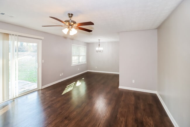 Building Photo - Fantastic 3bd/2ba home! Coming soon!