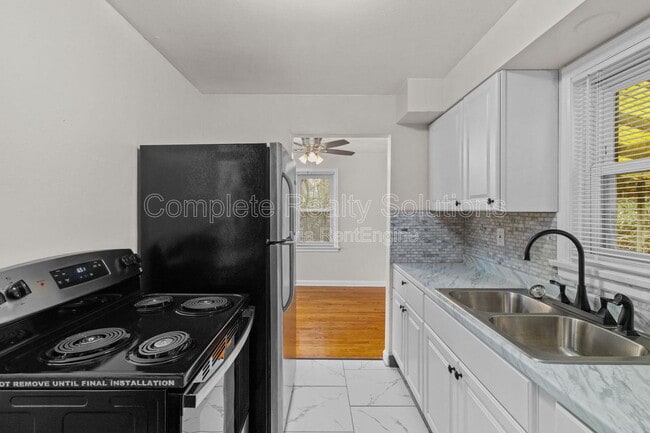 Building Photo - 375 Adrian Dr