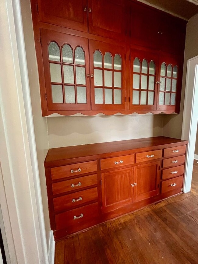 Building Photo - Move In Special! *LOCATION* Fabulous 1/1 with extra space ONE BLOCK off the St Mary's strip and c...