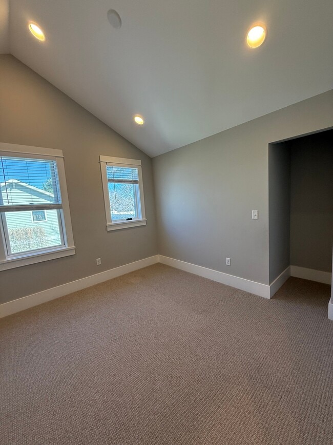 Building Photo - 425 S Yellowstone St