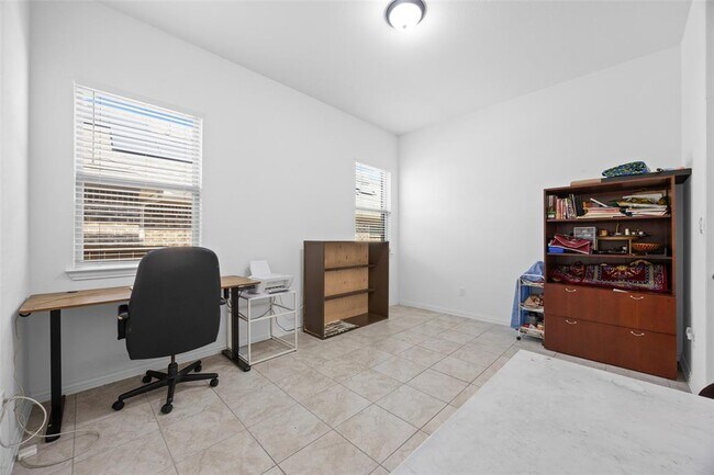 Building Photo - 303 Eagle Ford Dr