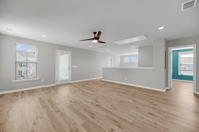 Building Photo - Stunning 4 Bed, 3.5 Bath in Oakfield of Jo...
