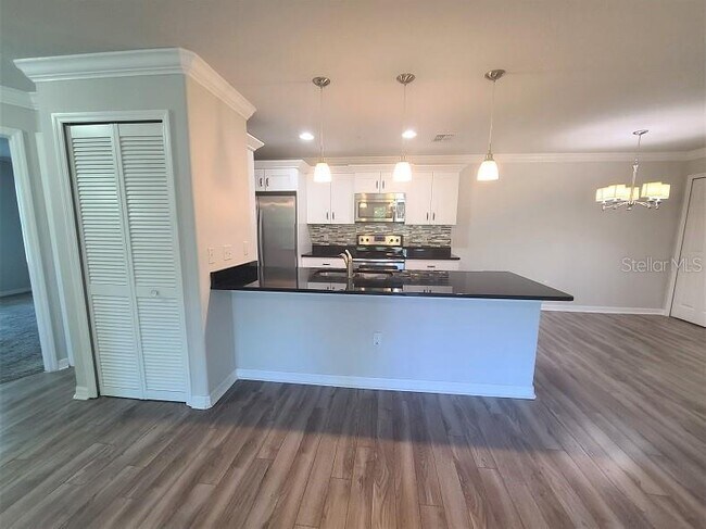 Building Photo - 5041 Royal Palms Wy