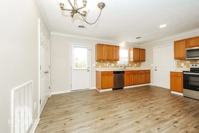 Building Photo - 2047 Gardendale Dr