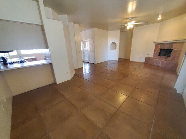 Building Photo - Central Tucson, close to everything, community pool