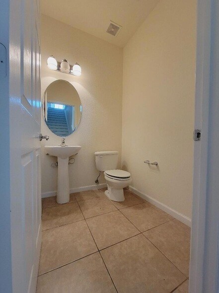 Building Photo - 221 Greenwich Cir