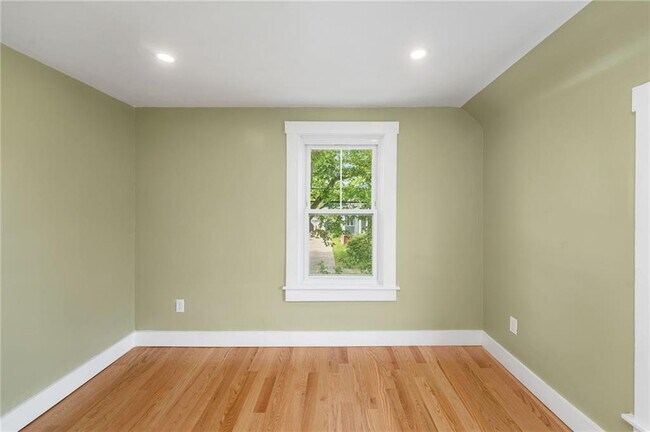 Building Photo - 32 Richmond St