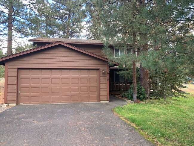 Building Photo - Splendid 3-bdr/2.5 bath home in the beauti...