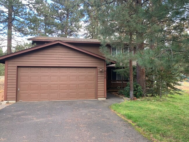 Building Photo - Splendid 3-bdr/2.5 bath home in the beautiful Buck Run Community in Sisters, OR!