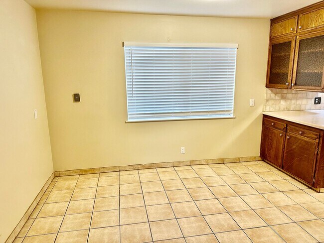 Building Photo - Spacious North Fresno 4/3 with Pool