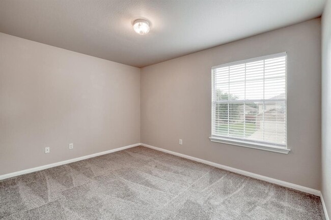 Building Photo - 211 Hanstrom Dr