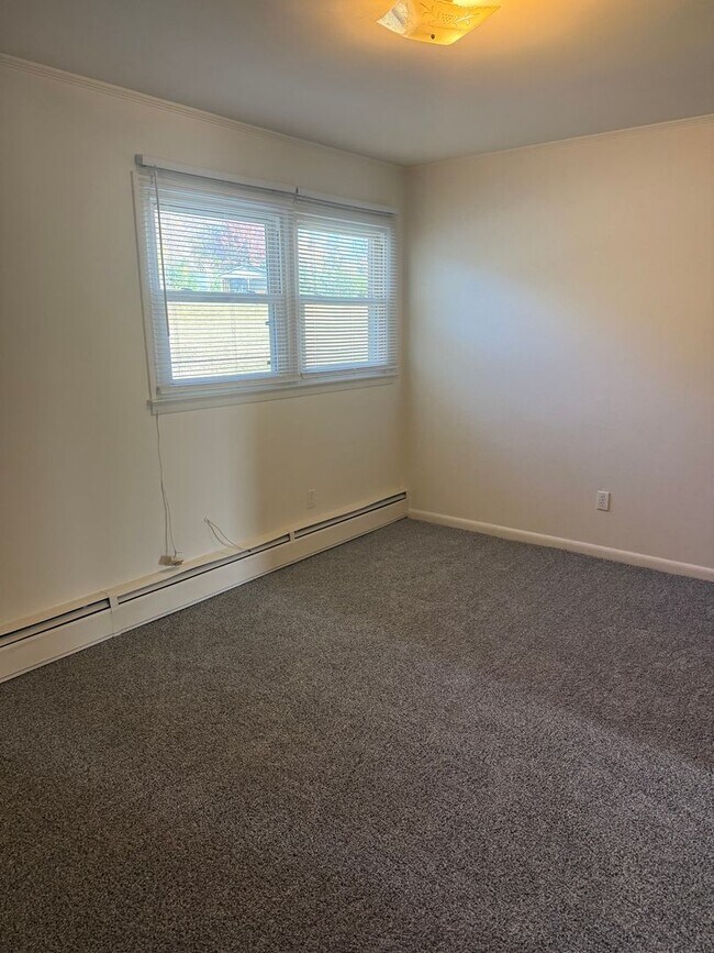 Building Photo - Adorable Duplex with New Flooring! - Lawncare Included!