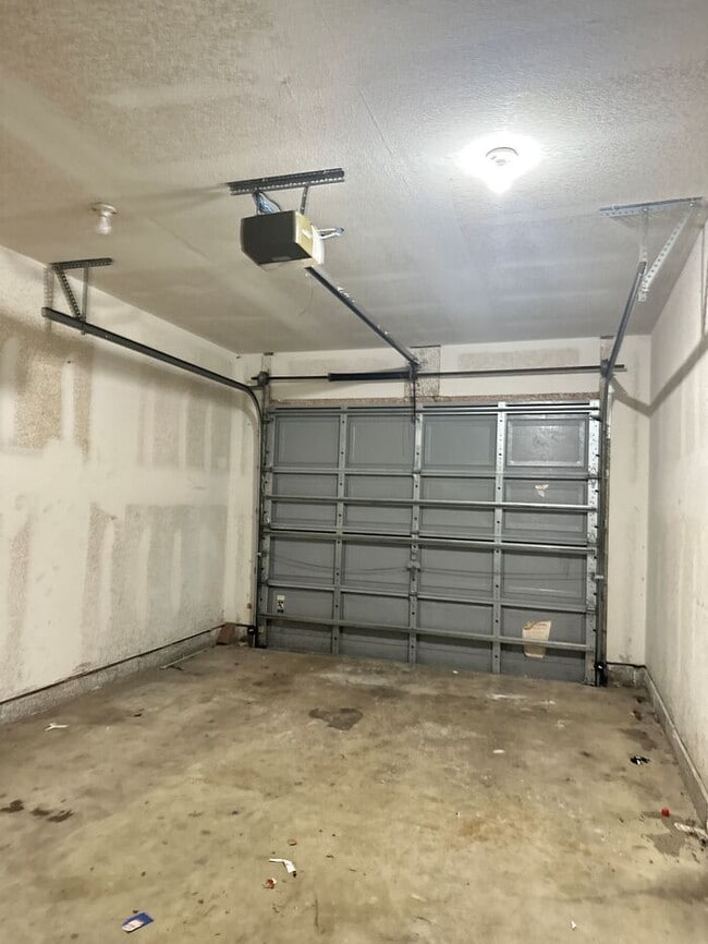 Building Photo - 3/2 Cottage in Maple Oaks Subdivision with garage