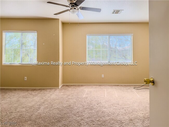 Building Photo - 3824 Hollycroft Dr