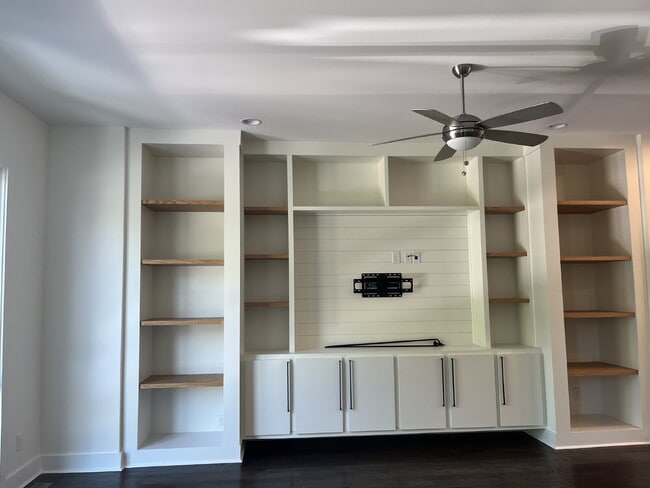 Building Photo - "Spacious Urban Living: 3-Bedroom Townhouse with 3.5 Baths in Nashville's Vibrant Core!" STUNNING...