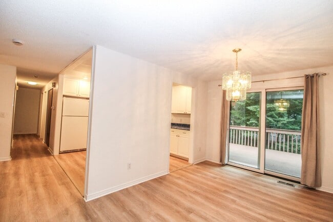 Building Photo - !! $3500 for 18 month lease !!  Private La...