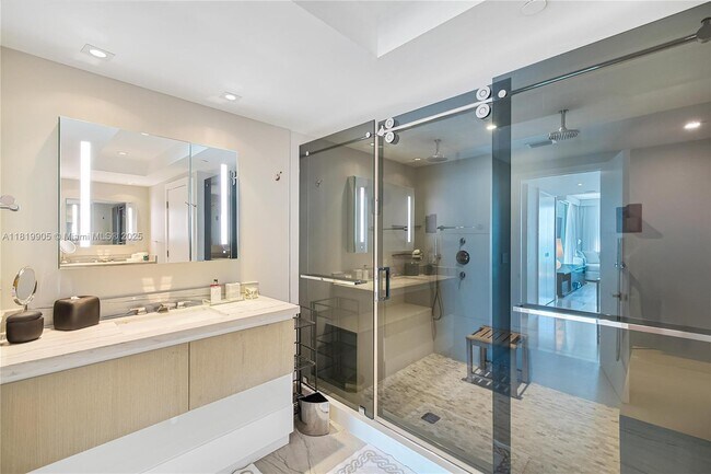 Building Photo - 1331 Brickell Bay Dr
