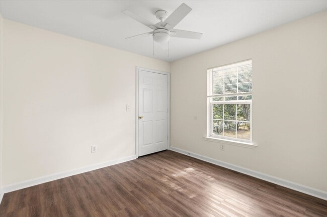 Building Photo - 735 Putnam Dr