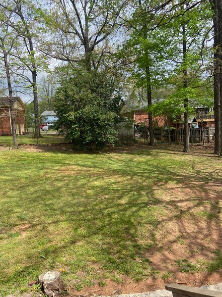 Building Photo - 1826 Eastridge Dr