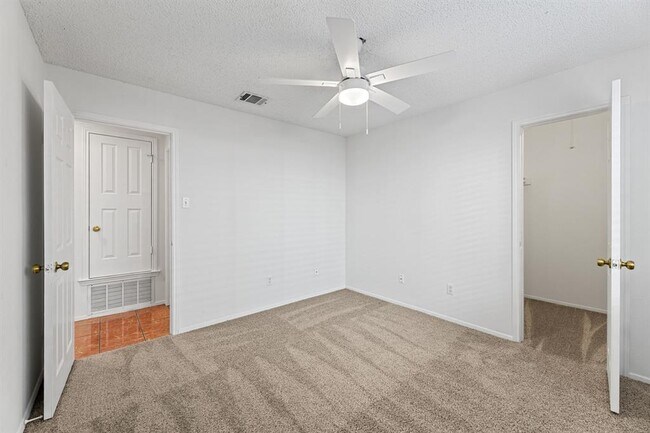 Building Photo - 2923 Norfolk Dr