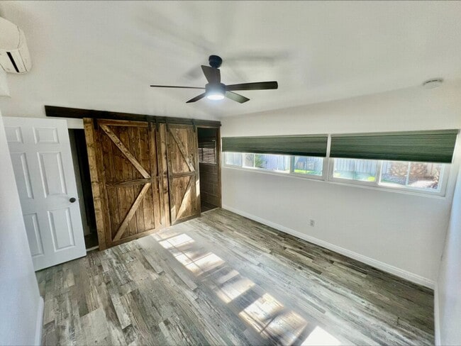Building Photo - Welcome to this charming 3 bedroom, 2 bath...