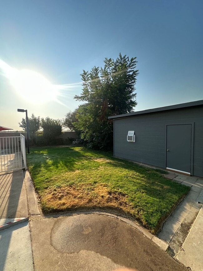 Building Photo - Beautiful 6-Bedroom Home with Pool & Outdo...