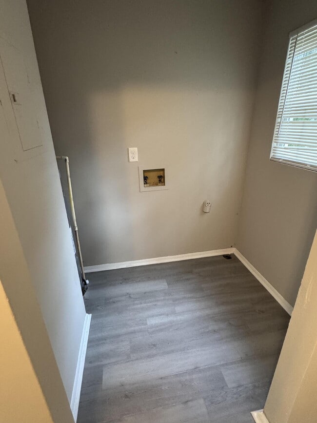 Building Photo - Fully Renovated 3 Bed 2 Bath Now Available for Rent!!