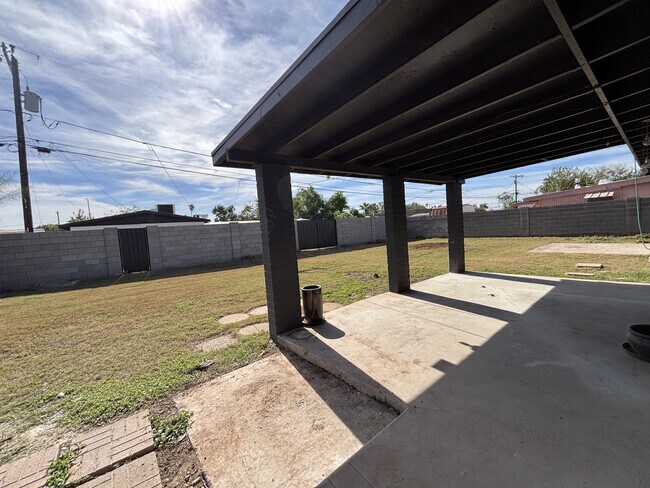 Building Photo - 519 W 16th St