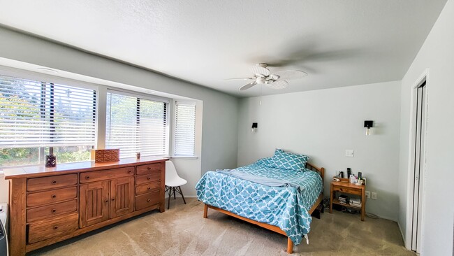 Building Photo - 4 Bedroom + 2 Flex Rooms On 1 Acre