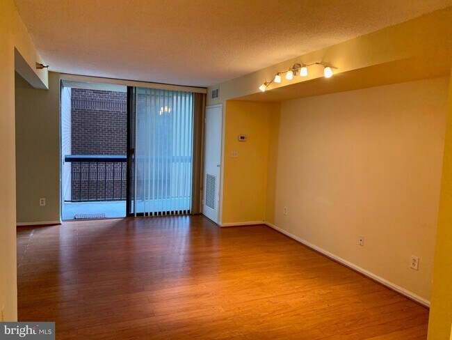 Building Photo - 7401 Westlake Terrace