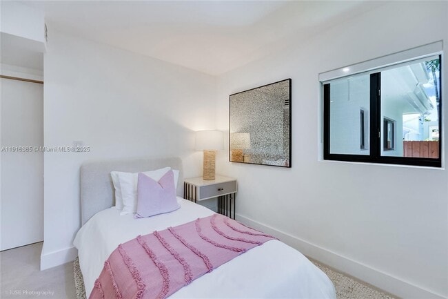 Building Photo - 1120 NE 86th St