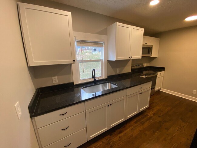 Building Photo - Fully Remodeled 3 Bedroom House!