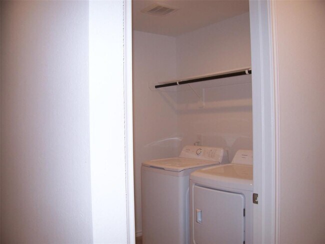 Building Photo - 5015 Rosevine Way