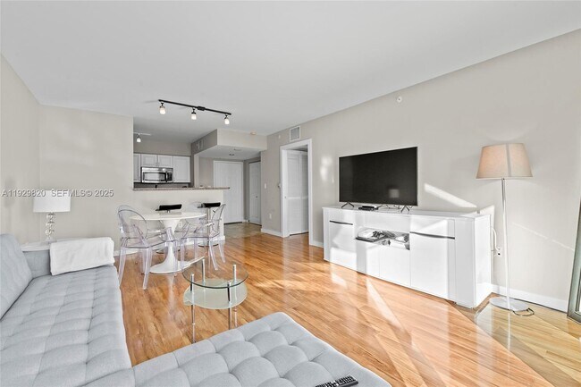 Building Photo - 1155 Brickell Bay Dr