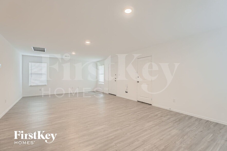 Building Photo - 1335 White Willow