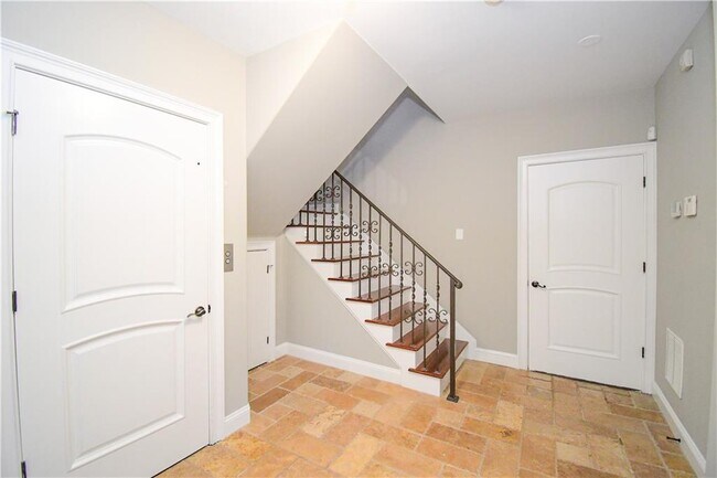 Building Photo - 4 Prichard Way NE