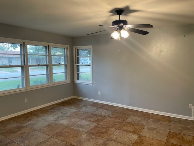 Building Photo - 3 bed, 2 living, 2 bath, 2 car garage