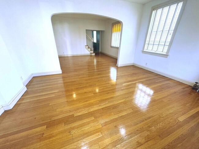 Building Photo - 26 Pen Argyl St