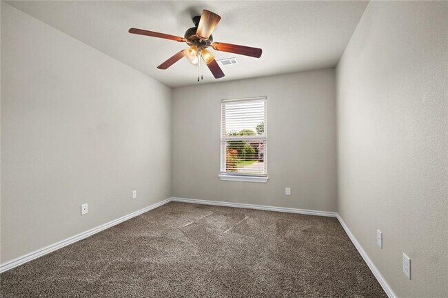 Building Photo - 904 SW Caprington St