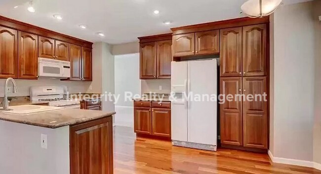 Building Photo - 3 Bed/3 Bath, 2,759 Sqft -9614 Pinebrook S...