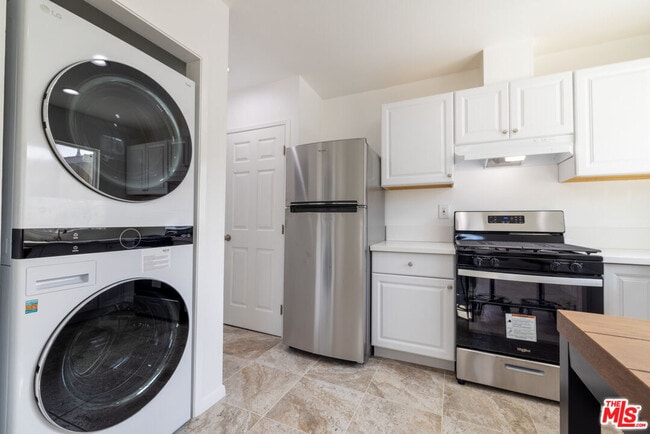 Building Photo - 15415 Sandstone St