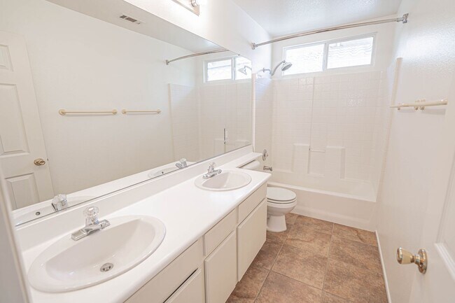 Building Photo - 4 Bedroom Home for Rent in Canyon Country!