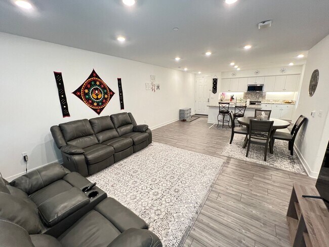 Building Photo - Upscale Living 2 Bed 2 Bath Condo in Anahe...