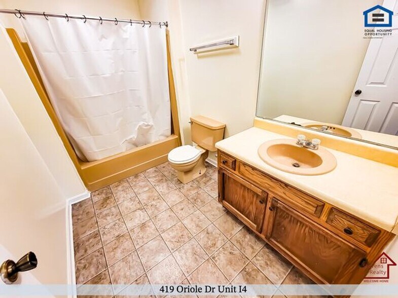 Building Photo - 419 Oriole Dr