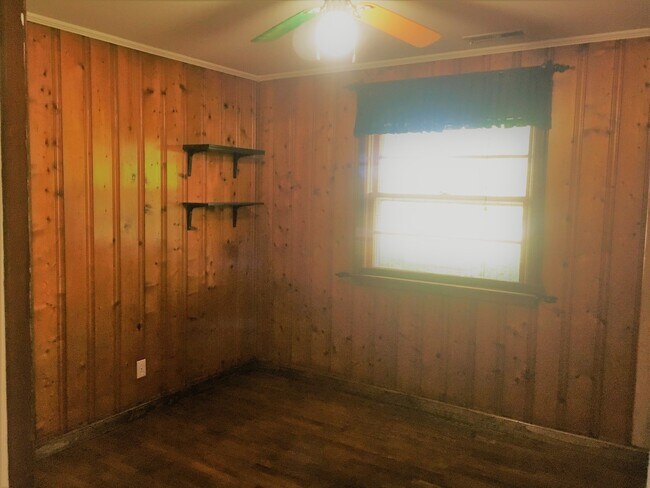 Building Photo - Cottage style brick ranch home, carport, f...