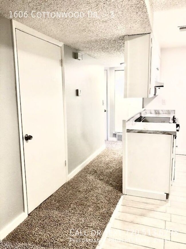 Building Photo - 1606 Cottonwood Dr