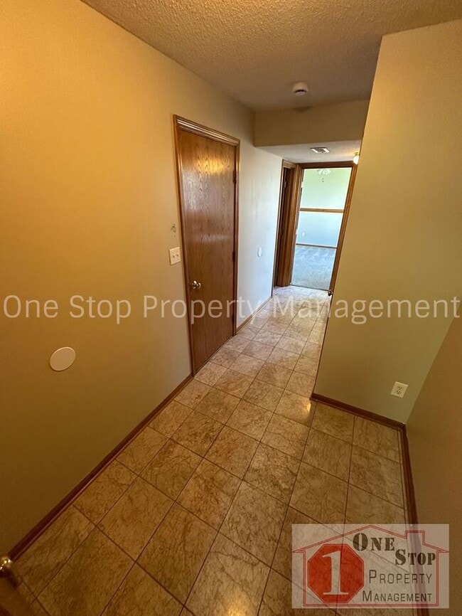 Building Photo - Spacious 3 Bed, 3 Bath Home in Raymore wit...