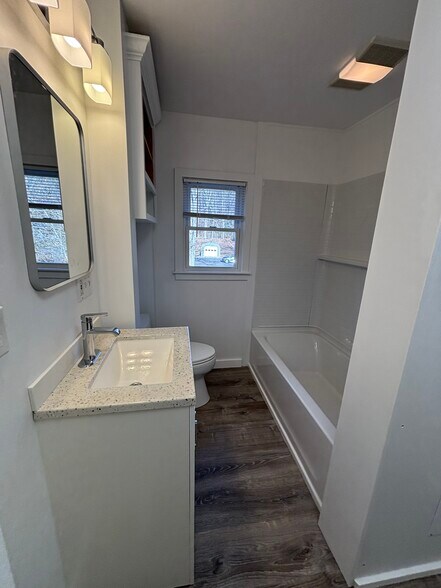 Building Photo - 1744 Farmington Ave