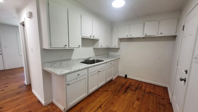 Building Photo - Two Bedroom duplex Available for Rent in L...